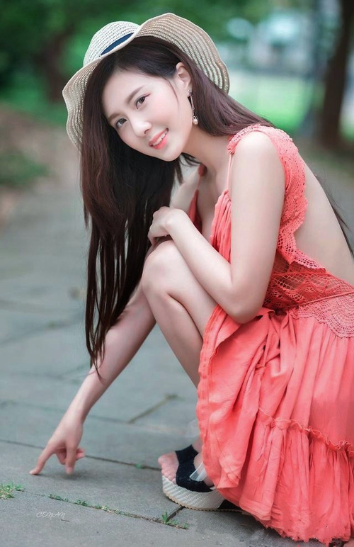 摩纳哥中后卫传中稳准，在攻防中有所贡献，摩纳哥右后卫